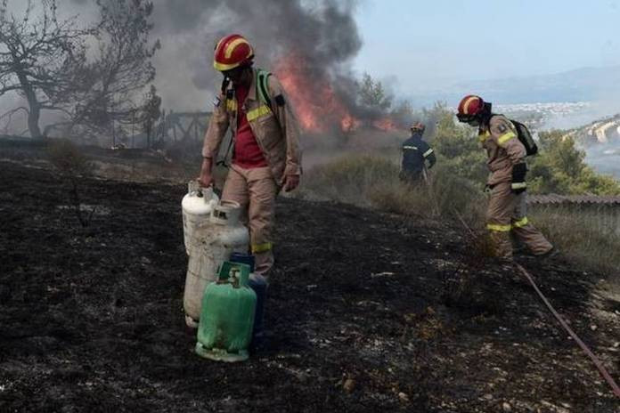 Πυρομανής στο Μαρούσι έβαλε τρεις φωτιές – Κυνηγητό για τον εντοπισμό του